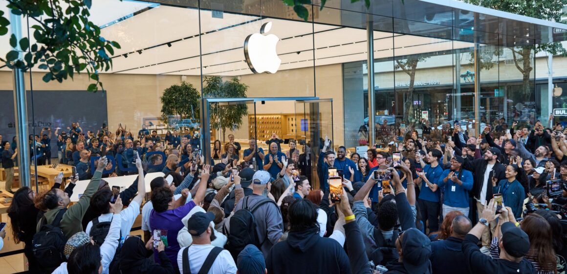 Highly anticipated iPhone Duo made its debut at Apple Store locations worldwide Highly anticipated iPhone Duo made its debut at Apple Store locations worldwide