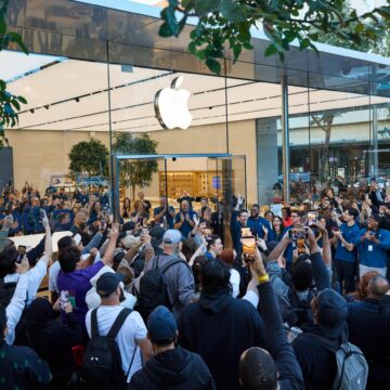 Highly anticipated iPhone Duo made its debut at Apple Store locations worldwide Highly anticipated iPhone Duo made its debut at Apple Store locations worldwide